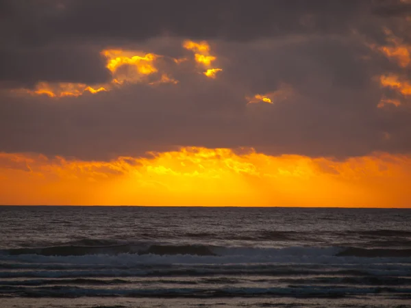 Золотой закат на пляже — стоковое фото