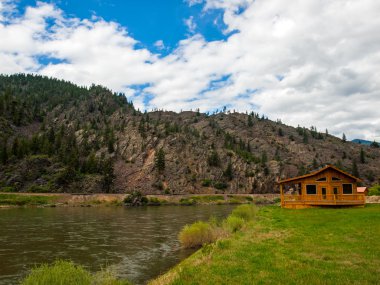 geniş dağ Nehri