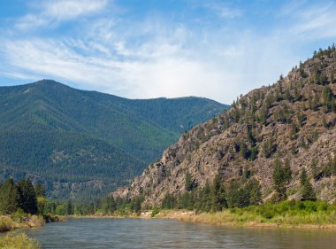 geniş dağ Nehri