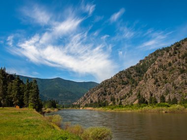 geniş dağ Nehri
