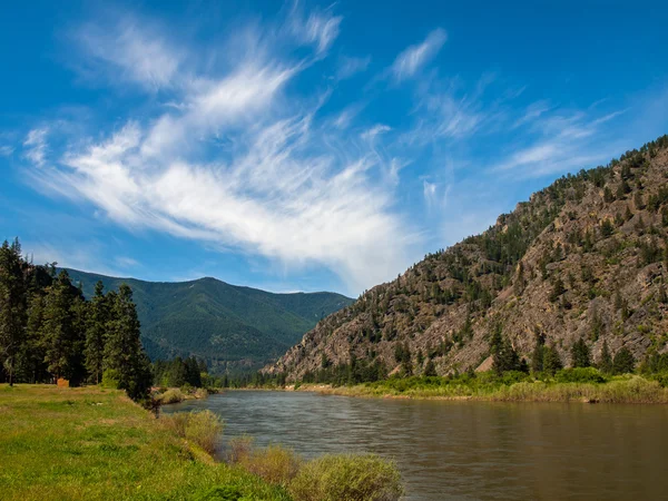 Amplio río de montaña — Foto de Stock