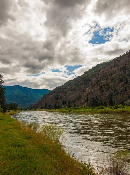 Amplio río de montaña Fotos de stock libres de derechos