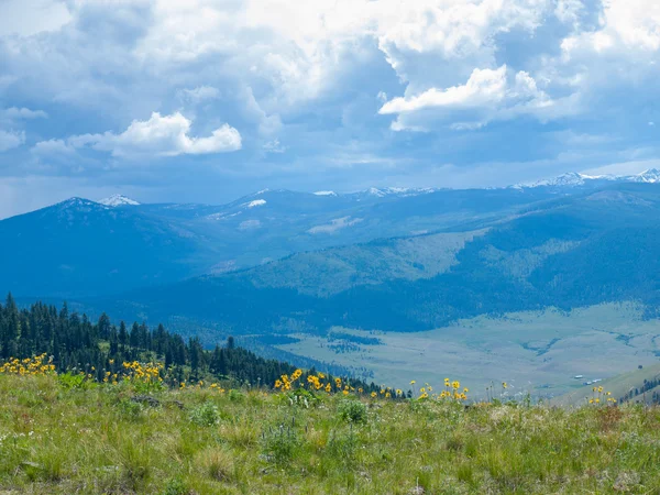 山や谷の風景 — ストック写真