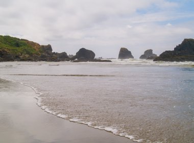 kayalık bir kıyıda çökmesini dalgaları