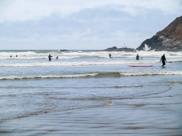 Sörfçü bir kayalık plaj — Stok fotoğraf