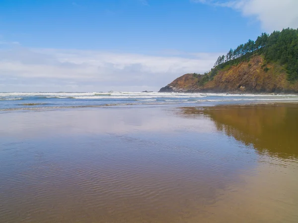 Vagues s'écrasant sur un rivage rocheux — Photo