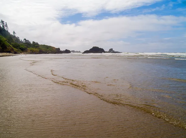 Хвилі розбиваються на скелястому березі — стокове фото