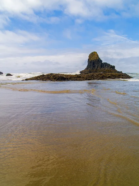 Golven op een rotsachtige kust — Stockfoto