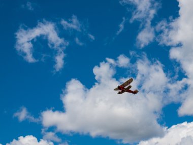 ένα διπλάνο κατά την πτήση