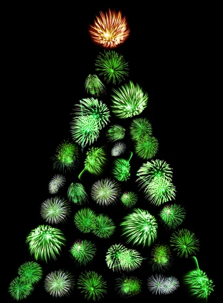 Un árbol de Navidad hecho de fuegos artificiales verdes estalla sobre un fondo negro — Foto de Stock