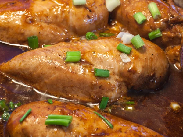 Hühnchen kochen in einer Pfanne — Stockfoto