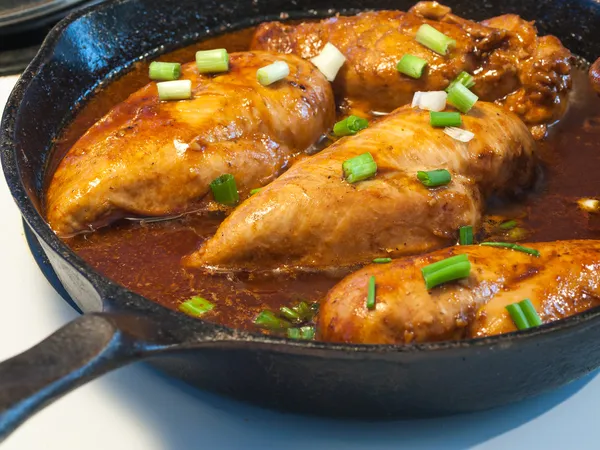 Cocinar el pollo en una sartén — Foto de Stock