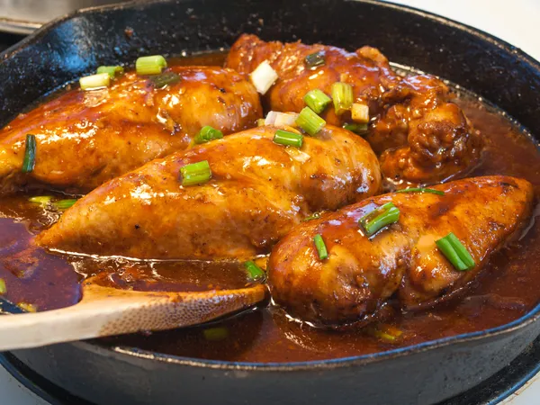 Cocinar el pollo en una sartén — Foto de Stock