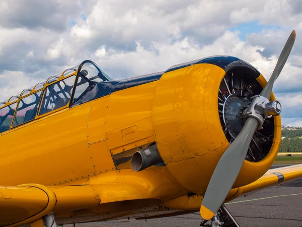 Gelbes Propellerflugzeug — Stockfoto