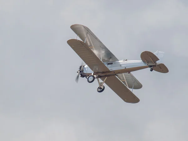 Bi-avión en vuelo Imágenes de stock libres de derechos