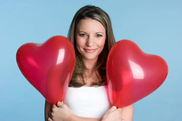 Femme tenant des ballons cardiaques — Photo