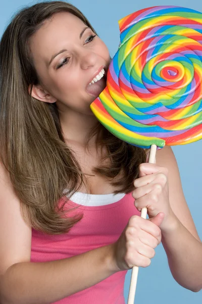 Tjej äter jätte lollipop — Stockfoto