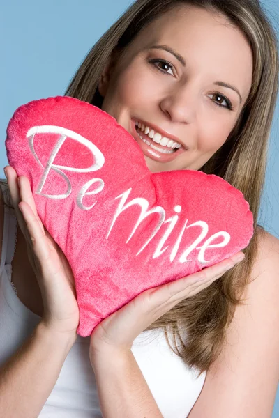 Mulher segurando o coração do amor — Fotografia de Stock