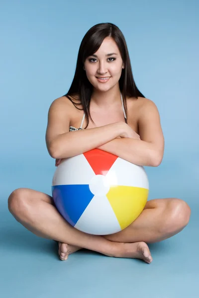 Asiático verano chica con bola —  Fotos de Stock