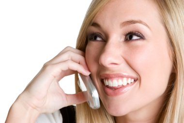 İş kadını cep telefonuyla konuşuyor