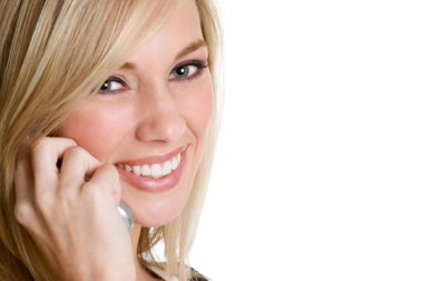 Telefondaki gülümseyen kadın portresi