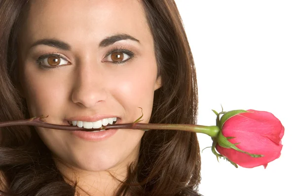 Kvinna med rosa blomma i hennes mun — Stockfoto