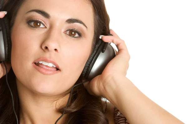 Mulher ouvindo música em fones de ouvido — Fotografia de Stock