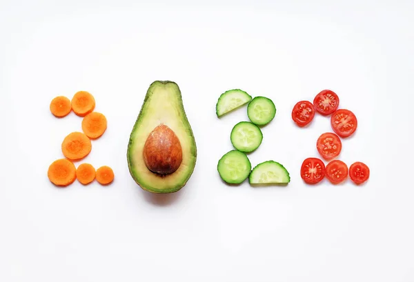 Ano Novo 2022 feito de comida em fundo branco. — Fotografia de Stock