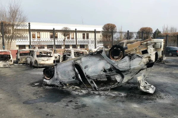 Taraz, Kazakhstan - January 7, 2022 - Burnt out cars after protests and unrest in Kazakhstan — Stockfoto