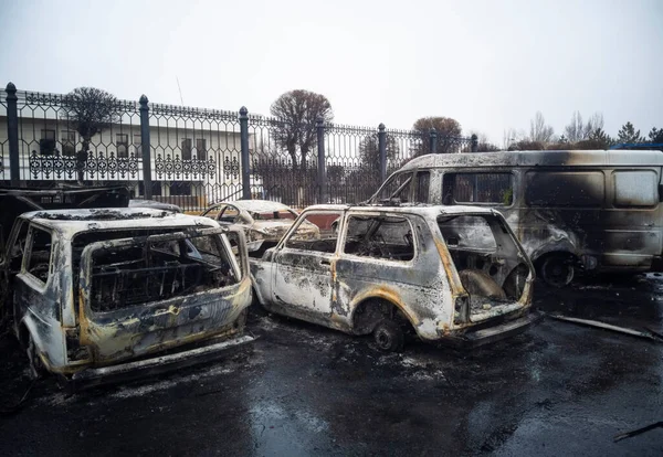 Taraz, Kazajstán - 7 de enero de 2022 - Quemaron automóviles después de protestas y disturbios en Kazajstán — Foto de Stock