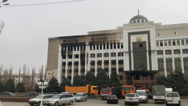 Taraz, Kazakhstan - January 9, 2022 - Burnt down administrative building after protests and unrest in Kazakhstan. — Vídeo de Stock