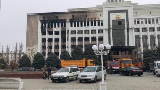 Taraz, Kazakhstan - January 9, 2022 - Burnt down administrative building after protests and unrest in Kazakhstan. — Vídeos de Stock