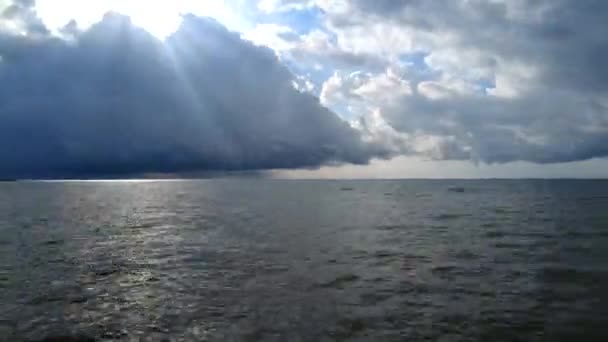 多云的天空掠过大海 阳光透过云彩闪耀 — 图库视频影像