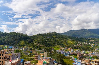 Yeşil dağlarla çevrili renkli binaların manzarası, Katmandu, Nepal.