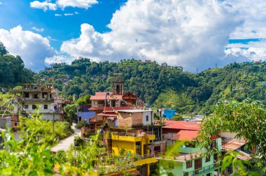 Yeşil dağlarla çevrili renkli binaların manzarası, Katmandu, Nepal.