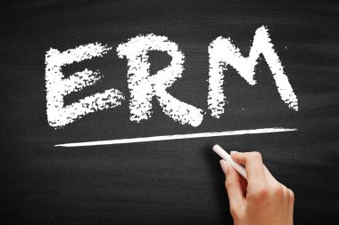 ERM Risk Yönetimi - riskleri yönetmek ve fırsatları yakalamak için kuruluşlar tarafından kullanılan yöntemler ve süreçler, karatahta kısaltma metni kavramı