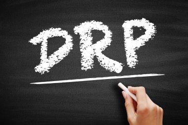 DRP Afet Kurtarma Planı - planlanmamış olaylara nasıl tepki verileceğine dair ayrıntılı talimatlar içeren bir organizasyon tarafından oluşturulan belge, kara tahta üzerindeki kısaltma metni