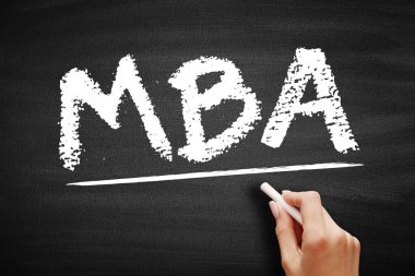 İşletme Yönetimi Yüksek Lisansı - işletme veya yatırım yönetimi için teorik ve pratik eğitim veren lisans diploması, kara tahta üzerine kısaltma metni