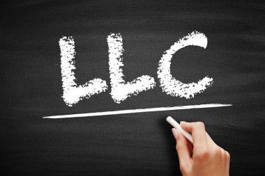 LLC Limited Borbility Company - özel sınırlı bir şirketin kuruluşu, karatahta kısaltma metin kavramı