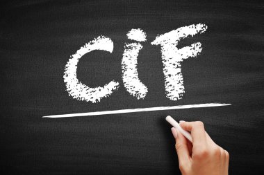 CIF Maliyet Sigorta Taşımacılığı - satıcı, kargo limanında demiryolu, kara tahta üzerindeki kısaltma metni konseptinde mal geçtiğinde sözleşmenin kendilerine düşen kısmını teslim eder.