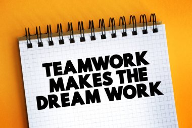 Takım çalışması Rüya Çalışması metnini not defterinde, konsept arka planda yapar