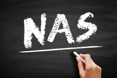 NAS Ağ Eklenmiş Depolama - bir bilgisayar ağına bağlı dosya seviyesi bilgisayar veri depolama sunucusu, karatahta kısaltma metni