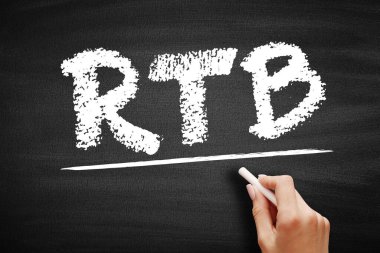 RTB Real-Time ihale - dijital reklam envanterinin alınıp satıldığı süreç, kara tahta üzerindeki kısaltma metni