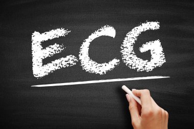 EKG Elektrokardiyogram - karatahtadaki kalp ve kısaltma metnini değerlendirmek için kullanılan en basit ve en hızlı testler