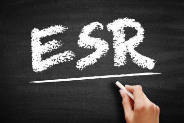 ESR Eritrosit Sedimentasyon Oranı. Tahtadaki kısaltma metni olan kan örneğini içeren tüp dibindeki eritrositlerin ne kadar hızlı yerleştiğini ölçen kan testi.