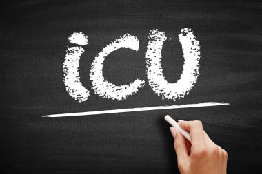 Yoğun bakım ünitesi - yoğun bakım, kara tahta üzerinde kısaltma metni sunan bir hastane veya sağlık merkezinin özel bölümü