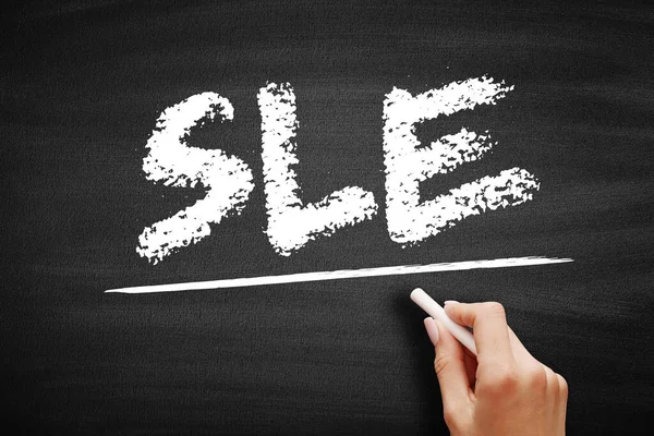 SLE Sistemik Lupus Eritematoz - otoimmün bozukluk antikor ile karakterize edilen nükleer ve sitoplazmik antijenler, karatahta üzerindeki kısaltma metni