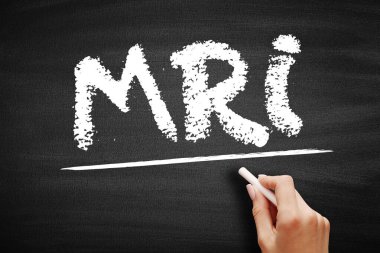 MRI Manyetik Rezonans Görüntüleme - doktorların tıbbi durumları teşhis etmek için kullandıkları zararsız test. Tahtadaki kısaltma metni