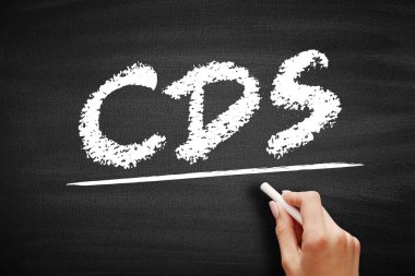 CDS Kredi Varsayılan Takas - Yatırımcının ya da onun kredi riskini başka bir yatırımcıyla değiştirmesine izin veren finansal türev, kara tahta üzerindeki kısaltma metni