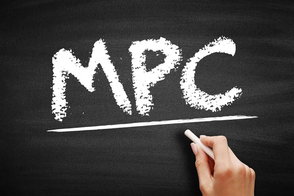 MPC Marjinal Tüketim Eğilimi - tüketime harcanan gelir artışının oranı, karatahtadaki kısaltma metni